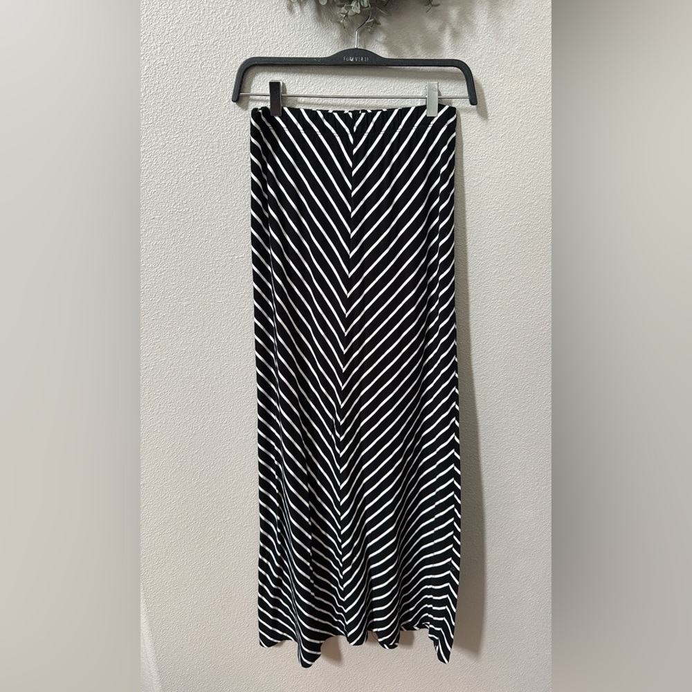 iris Black and White Chevron Stripe Maxi Skirt